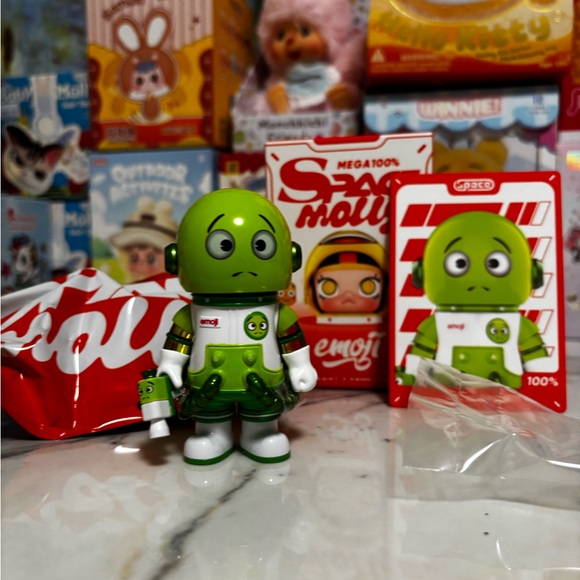 Mega Space Molly Emoji “All In Green” Figure 💚🚀🛸 - Picture 8 of 13